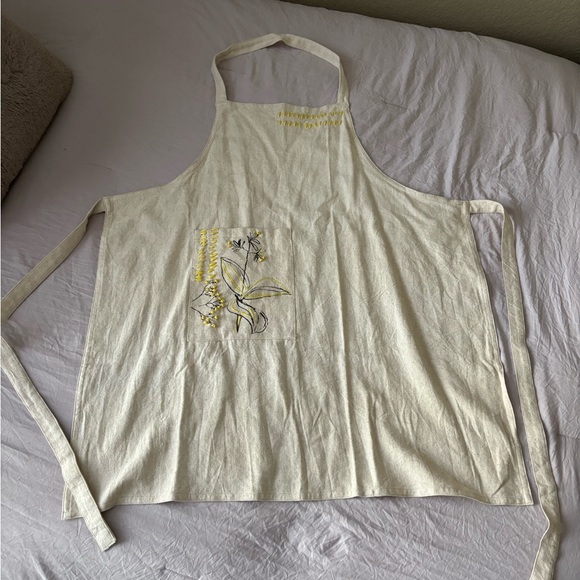 NWOT Embroidered Floral Apron in Cream and Yellow - Picture 4 of 4